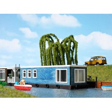 1439 Busch Woonboot lichtblauw , inclusief 2 bootjes en fietsen Echt Hout! 